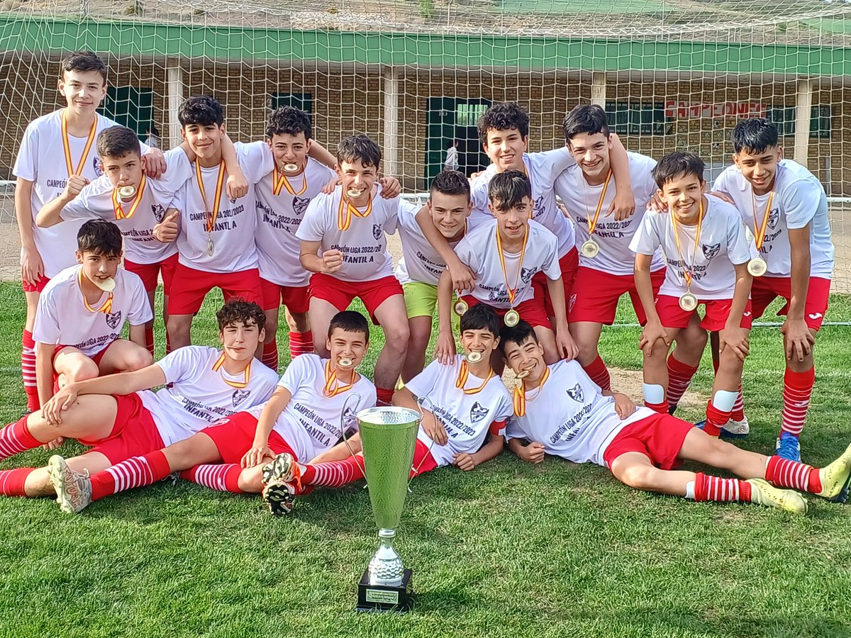 cdburgales's tweet photo. ENORMES nuestros chicos del infantil @aembarba disfrutando de una trabajada victoria y del título de liga muy merecido, por su trabajo, su compromiso y su comportamiento. Gracias familias, patrocinadores y junta directiva @jesus_braceras https://t.co/zOm9G2hLiq