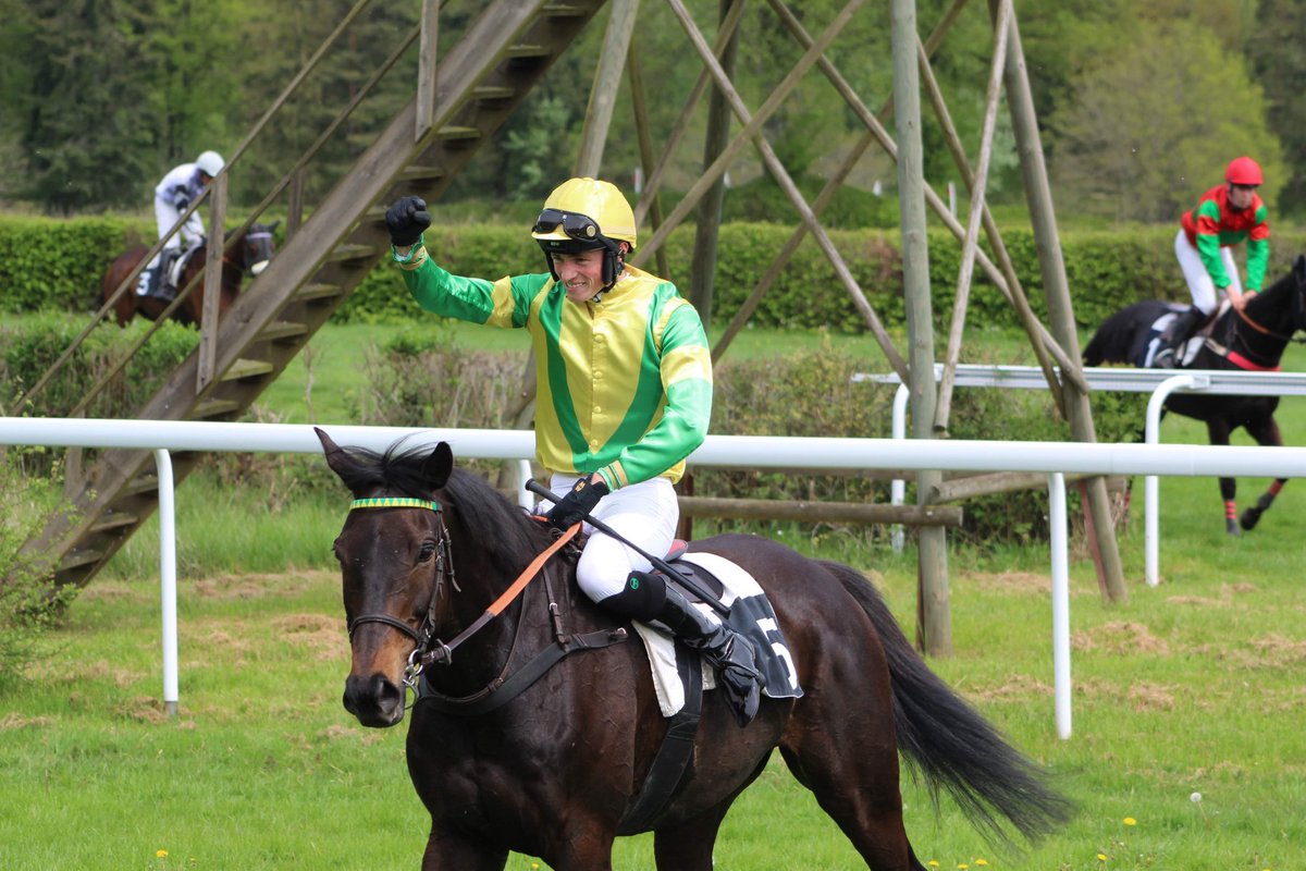 EcurieFoucherF's tweet photo. 🥇🍾Edenham et @FoucherAdrien nous offrent une nouvelle victoire sur l’hippodrome du Pin ! Une victoire familiale et une 1ere en obstacles pour Adrien. Très belle journée pour nous tous !! 🤩🏇💪🏻 https://t.co/JvHNjwQjnY