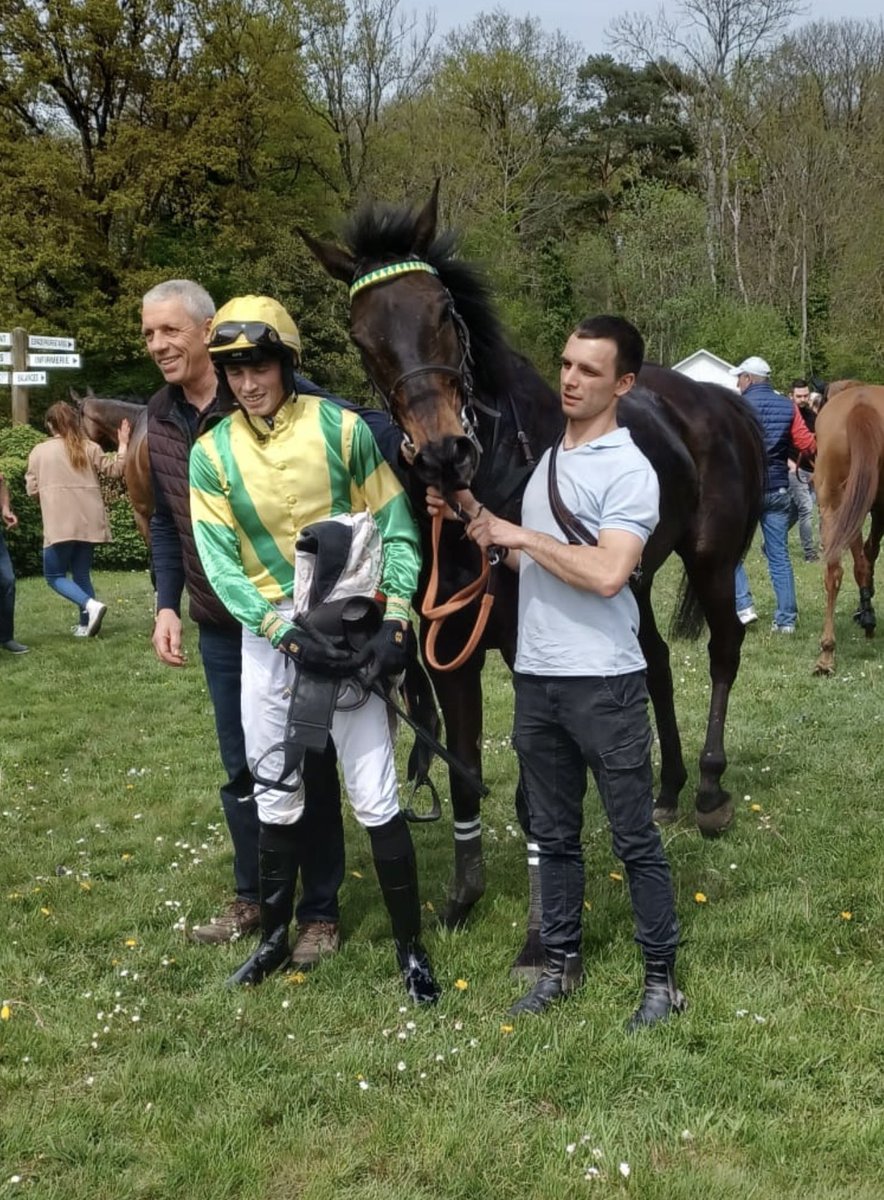 EcurieFoucherF's tweet photo. 🥇🍾Edenham et @FoucherAdrien nous offrent une nouvelle victoire sur l’hippodrome du Pin ! Une victoire familiale et une 1ere en obstacles pour Adrien. Très belle journée pour nous tous !! 🤩🏇💪🏻 https://t.co/JvHNjwQjnY