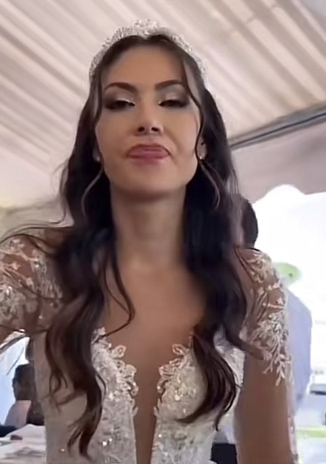 choquei's tweet photo. 🚨MUNDO: Noiva fica magoada após duas de suas convidadas usarem vestido branco em seu casamento. https://t.co/DEpeKSIWMV