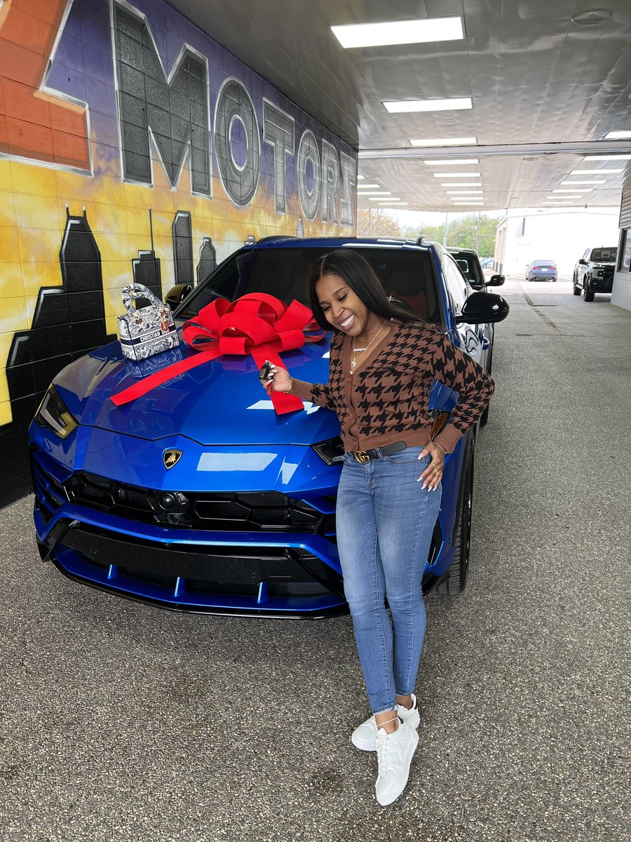 kellyohgee's tweet photo. You can really go from rock bottom to millionaire in a year. 

I did it.

Went from having nothing to buying my mom her dream house &amp; my dad his dream car 🥹

Don’t let anyone tell you differently. When you have that delusional confidence in yourself, it’s for a reason. https://t.co/jzJAiB19Lt