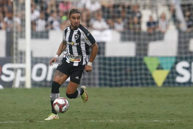 Gremistao1903's tweet photo. 🚨GRAVE! 

Por isso o Fábio demorou para retornar ao time do Grêmio… Ele está fazendo freelance como lateral do Botafogo. 

ABSURDO! 🔥 https://t.co/GUjqOfRwjL