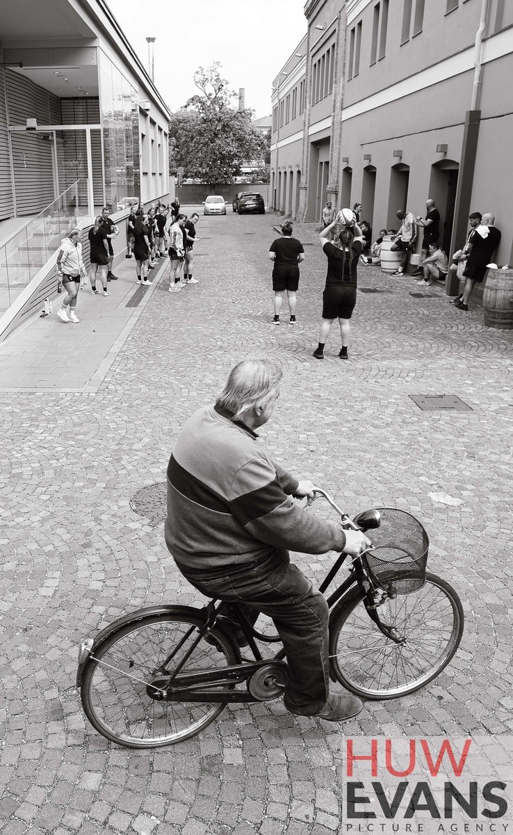garetheverett's tweet photo. The unseen side of international match preparations as @WelshRugbyUnion Women's team pre-match walkthough near their Parma city centre hotel doesn't stop pedestrians and cyclists going about their business. @CanonEMEApro #CanonR3 https://t.co/D8prXyMHwy
