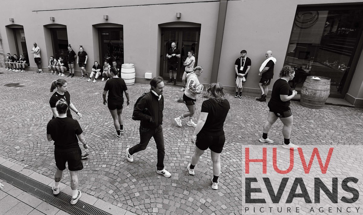 garetheverett's tweet photo. The unseen side of international match preparations as @WelshRugbyUnion Women's team pre-match walkthough near their Parma city centre hotel doesn't stop pedestrians and cyclists going about their business. @CanonEMEApro #CanonR3 https://t.co/D8prXyMHwy
