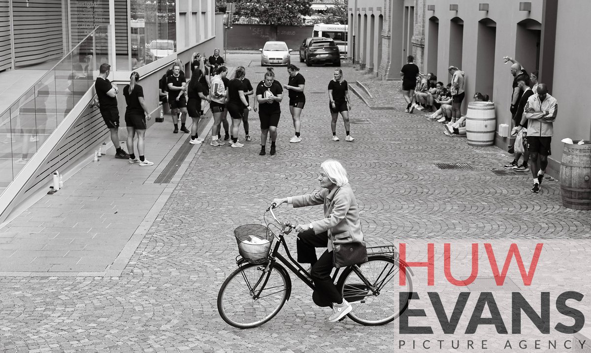 garetheverett's tweet photo. The unseen side of international match preparations as @WelshRugbyUnion Women's team pre-match walkthough near their Parma city centre hotel doesn't stop pedestrians and cyclists going about their business. @CanonEMEApro #CanonR3 https://t.co/D8prXyMHwy