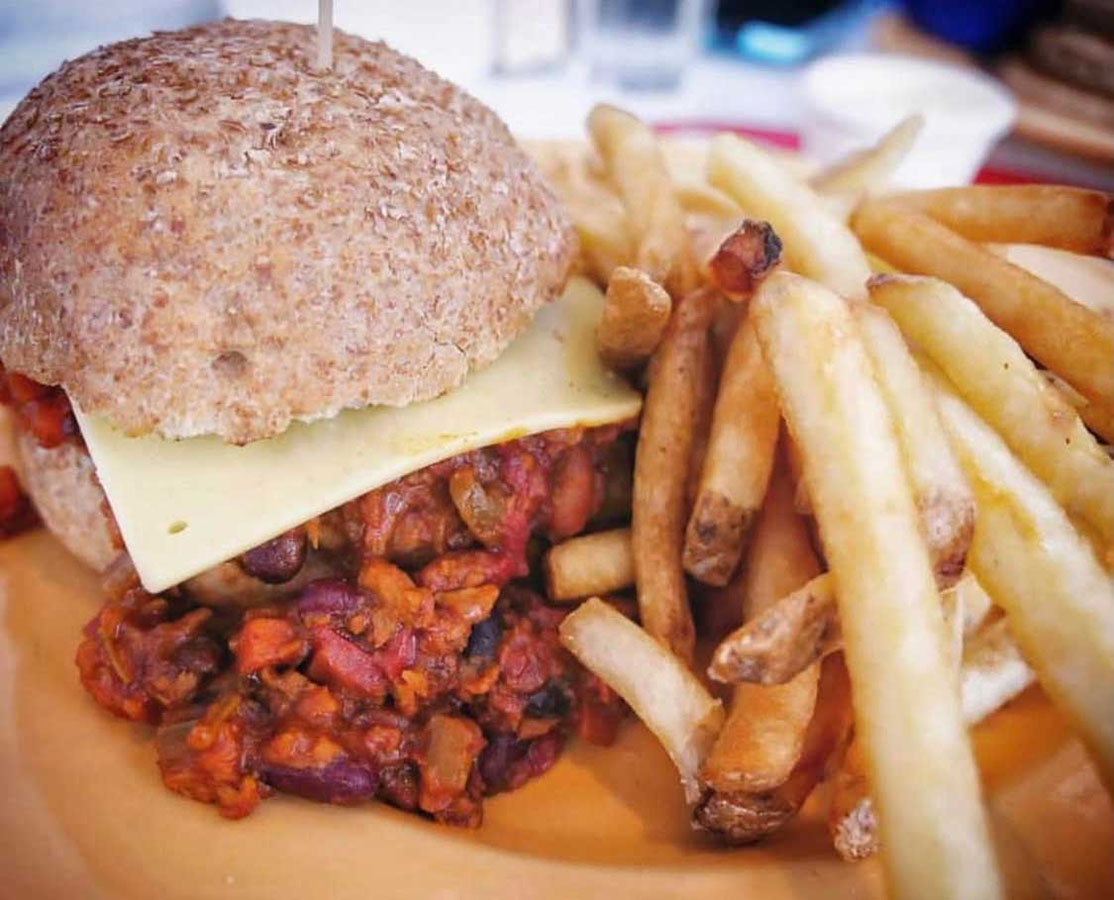 KapiResidences's tweet photo. Step back in time and indulge in the retro charm and delicious eats of Swingers Diner in Hollywood! 😍And the best part? It's just a quick drive away from your cozy and fully furnished Kapi Residences apartments in Hollywood!
#kapiresidences #kapiliving #kapilife #californialife https://t.co/0ThhY54YB2