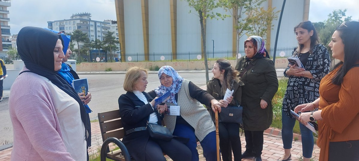 AkKiliss's tweet photo. 📍Ak Yürekli Kadınlarımız İle Yeni Beşevler Sahasındayız.. 

İlk Günden Beri Durmadan Dinlenmeden Mahalle Mahalle Sokak Sokak Şehirimizin Tüm Noktalarında Reisimizin İzinden Devam ediyoruz..
Durmadan Yorulmadan Çal��ştık Çalışmaya Devam edeceğiz..
@RTErdogan 
@aysekesir https://t.co/wsDsZGpPq9