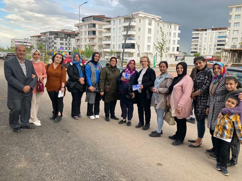 AkKiliss's tweet photo. 📍Ak Yürekli Kadınlarımız İle Yeni Beşevler Sahasındayız.. 

İlk Günden Beri Durmadan Dinlenmeden Mahalle Mahalle Sokak Sokak Şehirimizin Tüm Noktalarında Reisimizin İzinden Devam ediyoruz..
Durmadan Yorulmadan Çal��ştık Çalışmaya Devam edeceğiz..
@RTErdogan 
@aysekesir https://t.co/wsDsZGpPq9