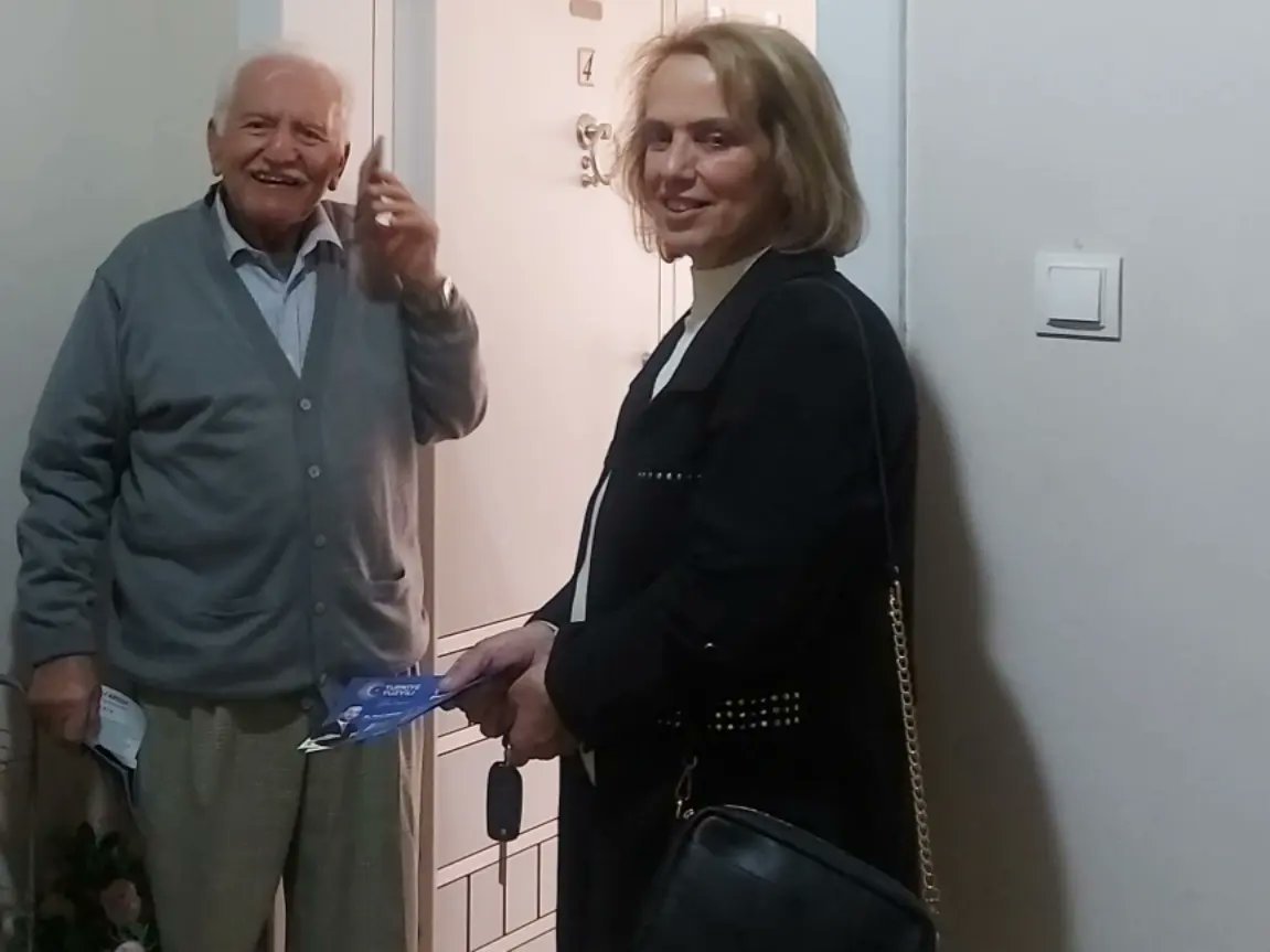 AkKiliss's tweet photo. 📍Ak Yürekli Kadınlarımız İle Yeni Beşevler Sahasındayız.. 

İlk Günden Beri Durmadan Dinlenmeden Mahalle Mahalle Sokak Sokak Şehirimizin Tüm Noktalarında Reisimizin İzinden Devam ediyoruz..
Durmadan Yorulmadan Çal��ştık Çalışmaya Devam edeceğiz..
@RTErdogan 
@aysekesir https://t.co/wsDsZGpPq9