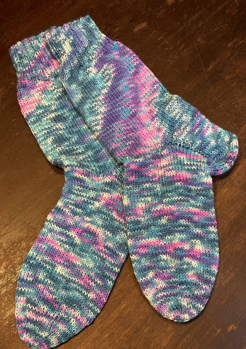 ManuT1983's tweet image. Paar 08 / 2023 ist fertig!! Größe: 38/39, Muster: Stinos, Wolle: Anja‘s Farbtopf #sockenstricken #stricksocken #handmade #selbstgestrickt #handgestrickt #anjasfarbtopf #strickenmachtglücklich #strickenisttoll #strickenentspannt #Handarbeitsclub