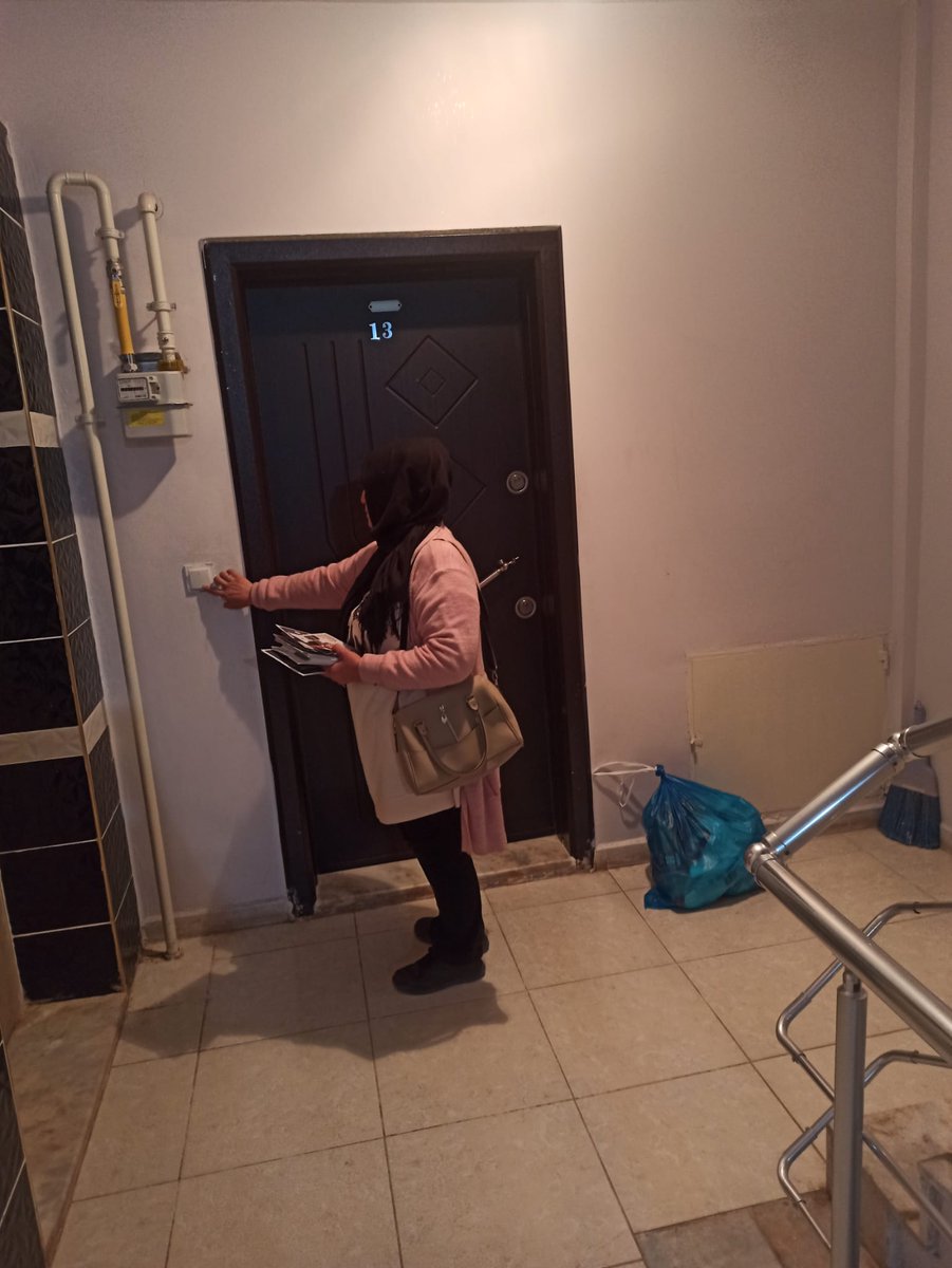 AkKiliss's tweet photo. 📍Ak Yürekli Kadınlarımız İle Yeni Beşevler Sahasındayız.. 

İlk Günden Beri Durmadan Dinlenmeden Mahalle Mahalle Sokak Sokak Şehirimizin Tüm Noktalarında Reisimizin İzinden Devam ediyoruz..
Durmadan Yorulmadan Çal��ştık Çalışmaya Devam edeceğiz..
@RTErdogan 
@aysekesir https://t.co/wsDsZGpPq9