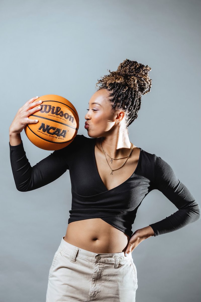 KeeReeves3's tweet photo. Senior Sunday 🥰♥️🎓 Countdown🥹@reeves2023
 #senior2023 #graduate #GodIsGood #proudmom #mygirl❤️ #D1🏀 https://t.co/SrcMbVm9C0