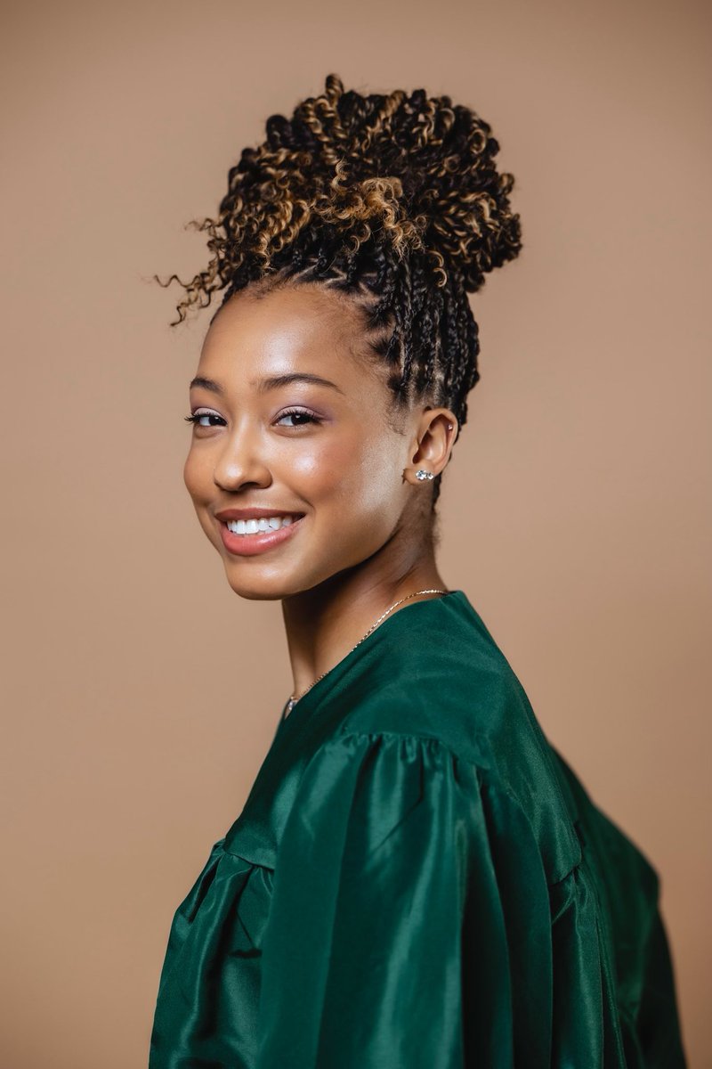 KeeReeves3's tweet photo. Senior Sunday 🥰♥️🎓 Countdown🥹@reeves2023
 #senior2023 #graduate #GodIsGood #proudmom #mygirl❤️ #D1🏀 https://t.co/SrcMbVm9C0