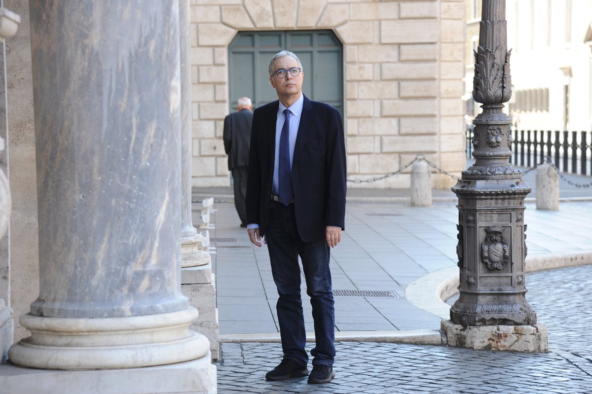 SenatoStampa's tweet photo. #Augello. La camera ardente del senatore #AndreaAugello sarà allestita oggi a #PalazzoMadama in #SalaNassirya e sarà aperta al pubblico dalle 11 alle 19 https://t.co/RJwsaZFCuB