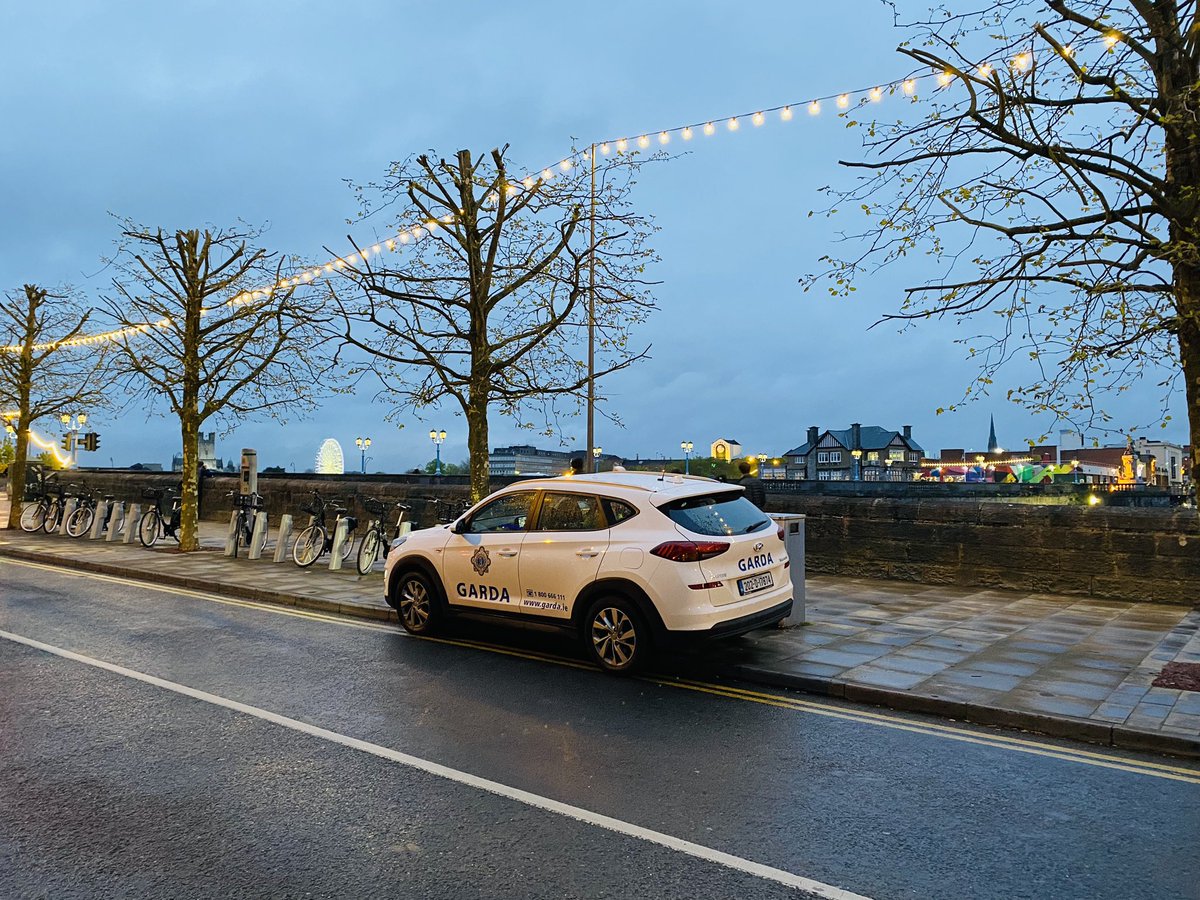 BadParkingLK's tweet photo. #Limerick looking well tonight for the fireworks. Great to see a strong @GardaTraffic @gardainfo presence on the footpaths of Limerick for #RiverfestLimerick #Limerick #LimerickEdgeEmbrace #LimerickandProud #howlimerick #badparkinglk #YPLAG #ThinkBeforeYouPark #cleanourpaths https://t.co/OUBeKosZP7