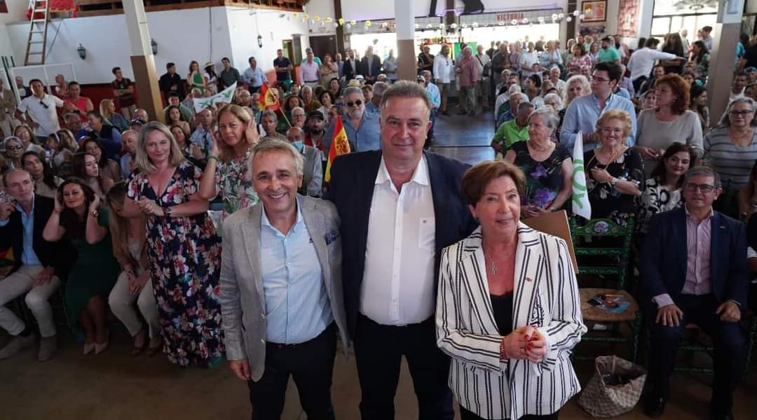 AnaGilVOX's tweet photo. 🗣️ Ayer celebramos en #Estepona el acto de presentación del candidato de Vox, @_ManoloAguilar.  Agradecer a todos su presencia y apoyo. Gracias por la acogida de nuestro candidato y su equipo, así como a todos los proyectos que dimos a conocer.
#UnaEsteponaParaVivir
#CuidaLoTuyo https://t.co/EUoyL8fuMi
