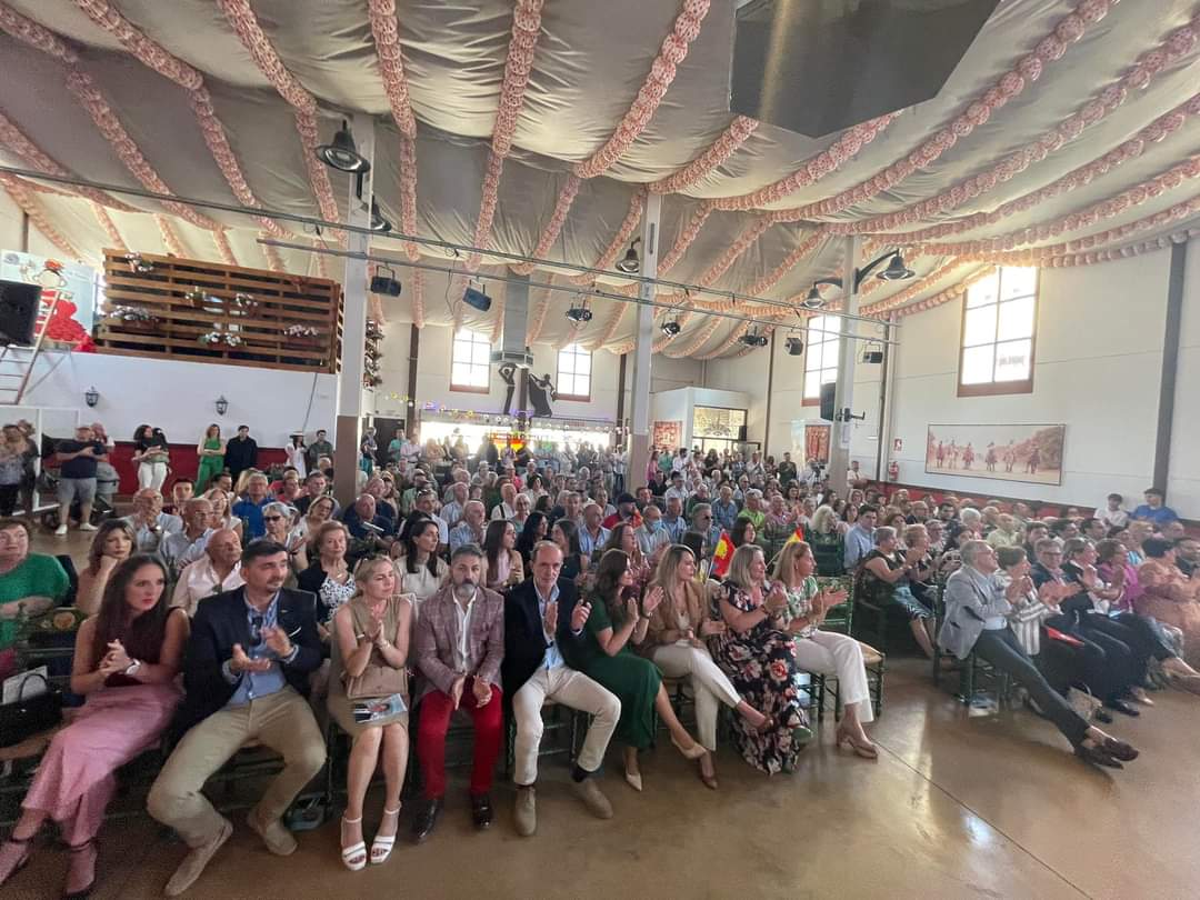AnaGilVOX's tweet photo. 🗣️ Ayer celebramos en #Estepona el acto de presentación del candidato de Vox, @_ManoloAguilar.  Agradecer a todos su presencia y apoyo. Gracias por la acogida de nuestro candidato y su equipo, así como a todos los proyectos que dimos a conocer.
#UnaEsteponaParaVivir
#CuidaLoTuyo https://t.co/EUoyL8fuMi