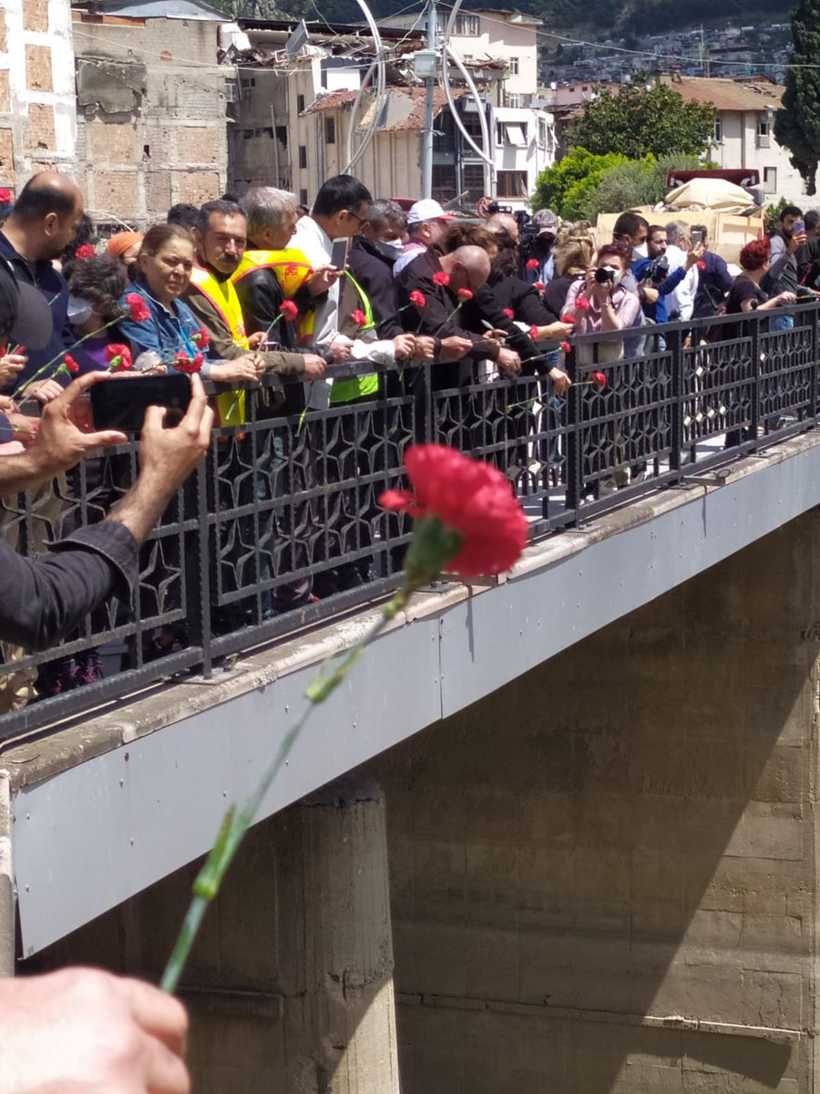Hatay da buruk 1 Mayıs, 6 Şubatta kaybettiğimiz canlar için Asi Nehrine  karanfiller bıraktık . Hatay'ı yeniden kurmak için...