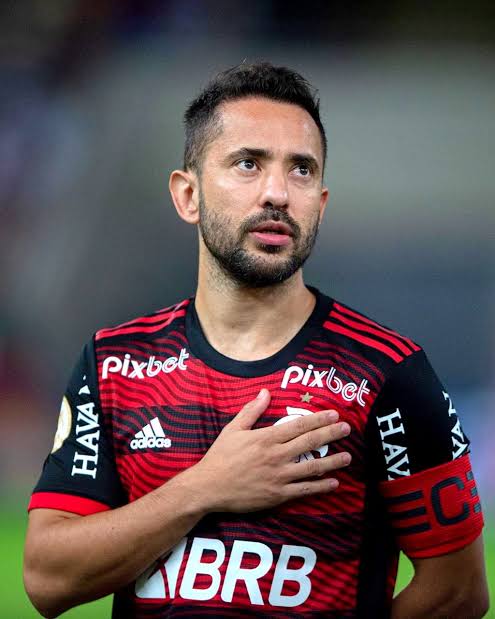 OficialSala12's tweet photo. 15 minutos em campo e o Éverton Ribeiro já deu 3 passes absurdos para Gabigol.

Gabigol perdeu os 3 gols. https://t.co/MZIhxeyl84