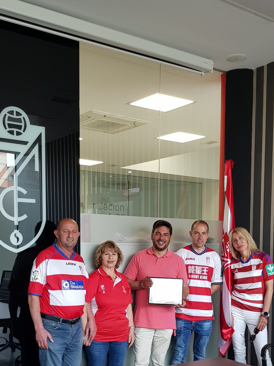 GranadaCFBCN's tweet photo. En el día de hoy hicimos entrega de nuestro IV Premio granadinista "Familia de Barcelona". El premiado este año, alguien con una gran y brillante trayectoria en nuestro club: Don Antonio Puertas! 
Recogió el premio en su lugar @AntonioViola1. Gracias por la acogida! https://t.co/kiBdMVA3S4