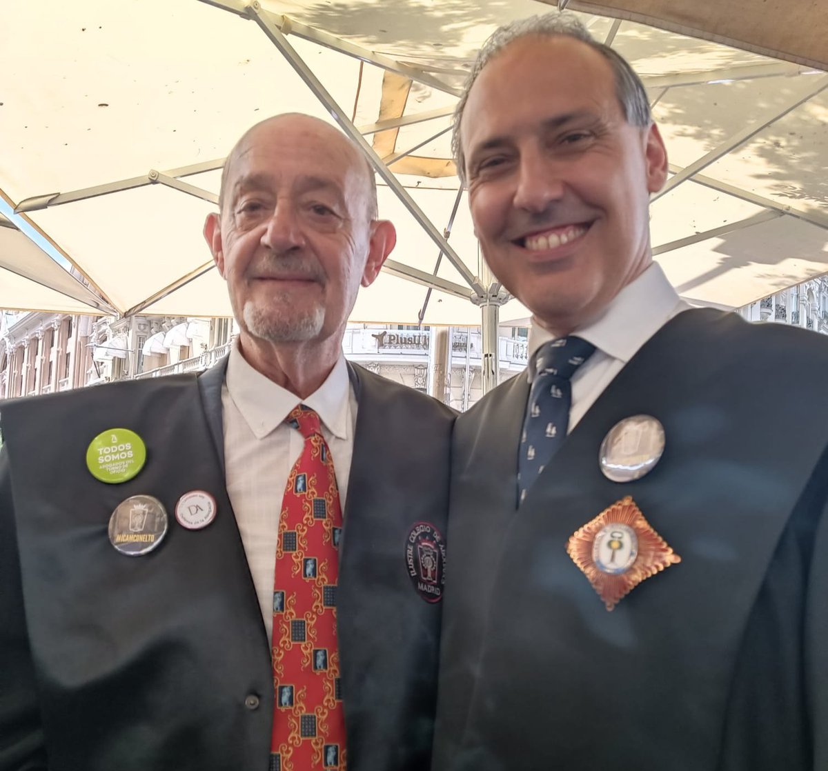 En la protesta del pasado 27 por la dignidad de la Abogacía y el TO, en Las Cortes, con Eugenio Ribón, Decano del Colegio de la Abogacía de Madrid, 15 años nos contemplan en la Asociación de Letrados por un Turno de Oficio Digno- ALTODO 😊