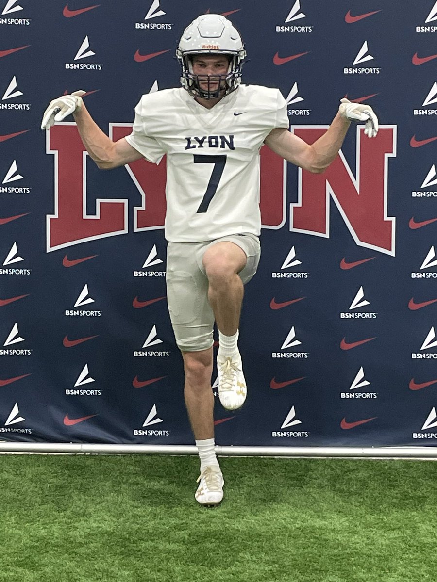 WalkerSpears7's tweet photo. Great day at the Lyon Football Camp 40-4.50 
Broad Jump- 9.2
Shuttle Drill-4.30
@_Lyon_Football @BrooklandFB https://t.co/UjDxkeNnVH