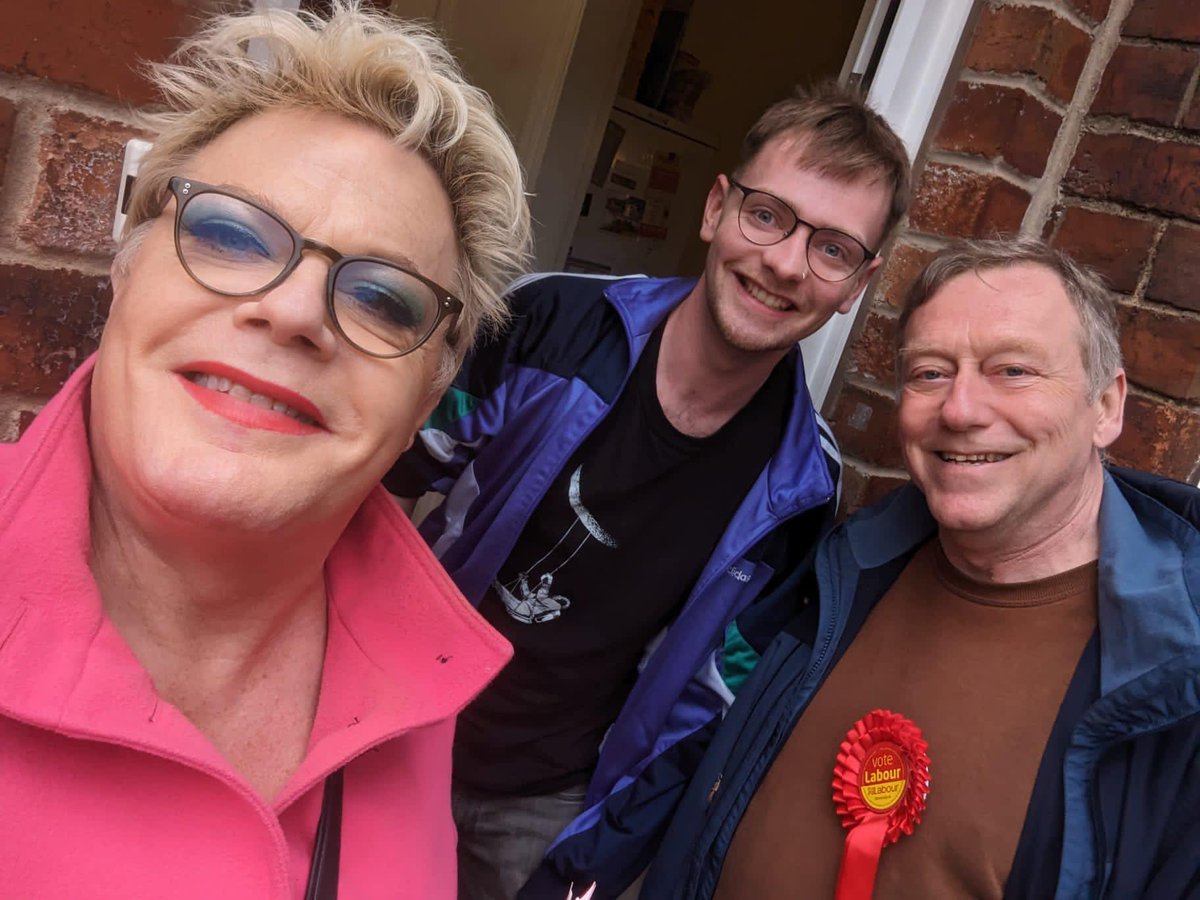 Great to meet the legend <a href="/eddieizzard/">Eddie Izzard</a> today who came to say hi in support of <a href="/CACLabour/">Crookes & Crosspool Labour</a>'s brilliant John Wright! 🌹🌹🌹John has run a fantastic campaign!
