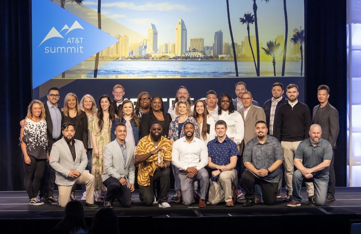 AlyssaMoore_12's tweet photo. What an incredible week celebrating our KAMO summit winners in San Diego. So much fun with this group and their guests! Very proud of these individuals. 👏🏽👏🏽. #KAMOfam #GoWest https://t.co/bB0YbhB6Bv