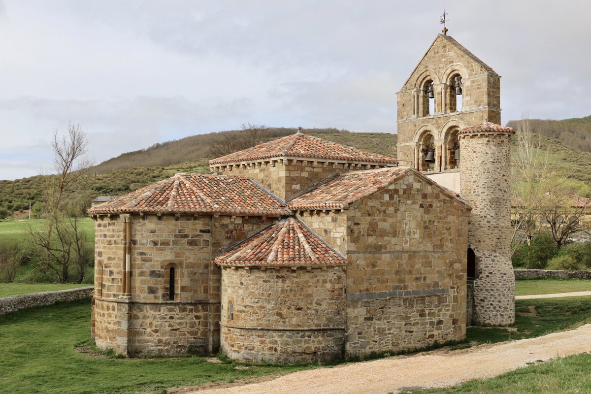 eborrajeros's tweet photo. Segundo día. Primera parada: San Salvador de Cantamuda, s.XII. De Cervera a Potes. Su inconfundible espadaña rebosa personalidad y belleza https://t.co/VAPrBZlhst