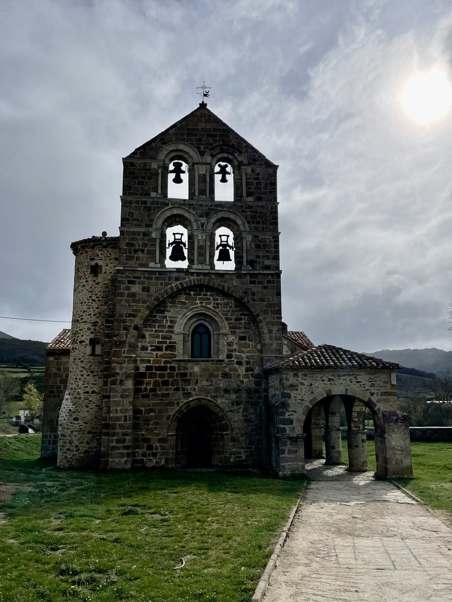 eborrajeros's tweet photo. Segundo día. Primera parada: San Salvador de Cantamuda, s.XII. De Cervera a Potes. Su inconfundible espadaña rebosa personalidad y belleza https://t.co/VAPrBZlhst