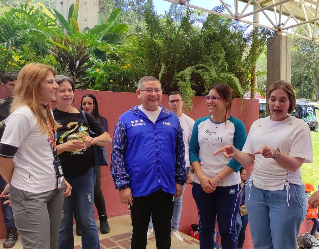 salaprensaCantv's tweet photo. #30Abr La ministra para Ciencia y Tecnología, @Gabrielasjr junto a la ministra para la Mujer y la Igualdad de Género, @d_guzmanl acompañan a niñas y niños en la Ruta Científica, espacio donde aprenden de forma lúdica sobre las TIC en @IDEA_fundacion https://t.co/bO2mgY4KmM