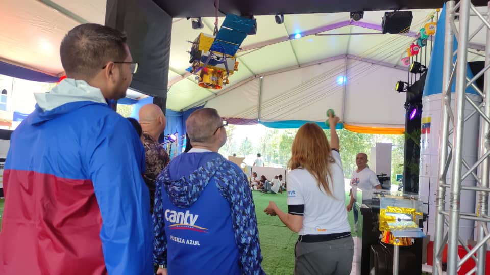 salaprensaCantv's tweet photo. #30Abr La ministra para Ciencia y Tecnología, @Gabrielasjr junto a la ministra para la Mujer y la Igualdad de Género, @d_guzmanl acompañan a niñas y niños en la Ruta Científica, espacio donde aprenden de forma lúdica sobre las TIC en @IDEA_fundacion https://t.co/bO2mgY4KmM