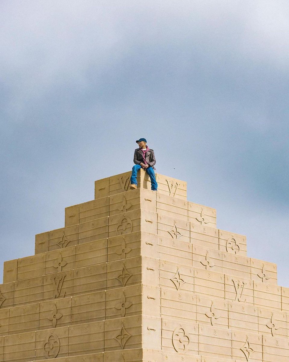 Spread_DZ's tweet photo. Louis Vuitton &amp; Pharrell Williams 7ato une installation artistique à Virginia Beach 🏖️ https://t.co/hemcQi9yWD