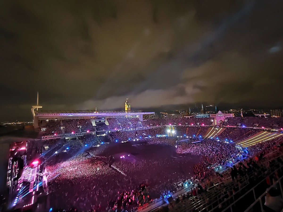 PalauSantJordi's tweet photo. Barcelona ❤️ Bruce @springsteen &amp; The E Street Band 😍 #EstadiOlimpic #Barcelona @DoctorMusicTuit #brucespringsteenbarcelona https://t.co/LPIdUl0HH6