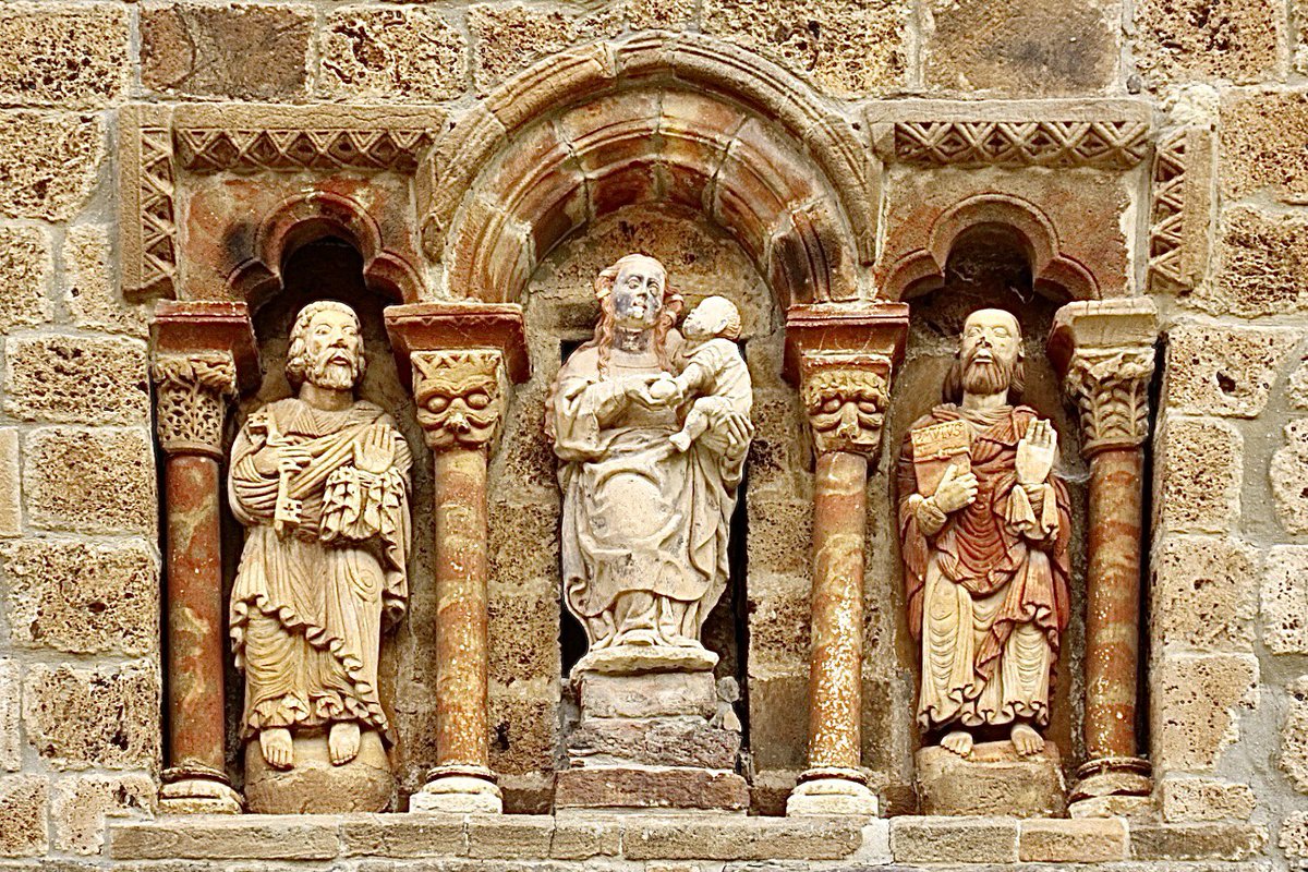 eborrajeros's tweet photo. Segunda parada: Santa María de Piasca, s.XII. De vuelta de Santo Toribio de Liébana. Una portada sensacional y mil y un detalles, desde el friso hasta las ventanas del ábside. Imprescindible. https://t.co/s9yBzDq0Qp
