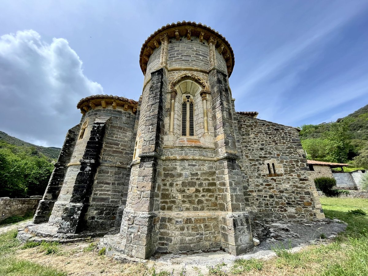 eborrajeros's tweet photo. Segunda parada: Santa María de Piasca, s.XII. De vuelta de Santo Toribio de Liébana. Una portada sensacional y mil y un detalles, desde el friso hasta las ventanas del ábside. Imprescindible. https://t.co/s9yBzDq0Qp