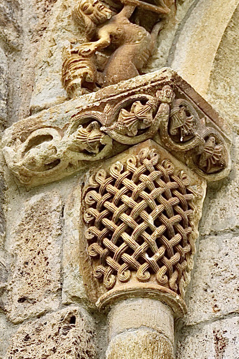 eborrajeros's tweet photo. Segunda parada: Santa María de Piasca, s.XII. De vuelta de Santo Toribio de Liébana. Una portada sensacional y mil y un detalles, desde el friso hasta las ventanas del ábside. Imprescindible. https://t.co/s9yBzDq0Qp