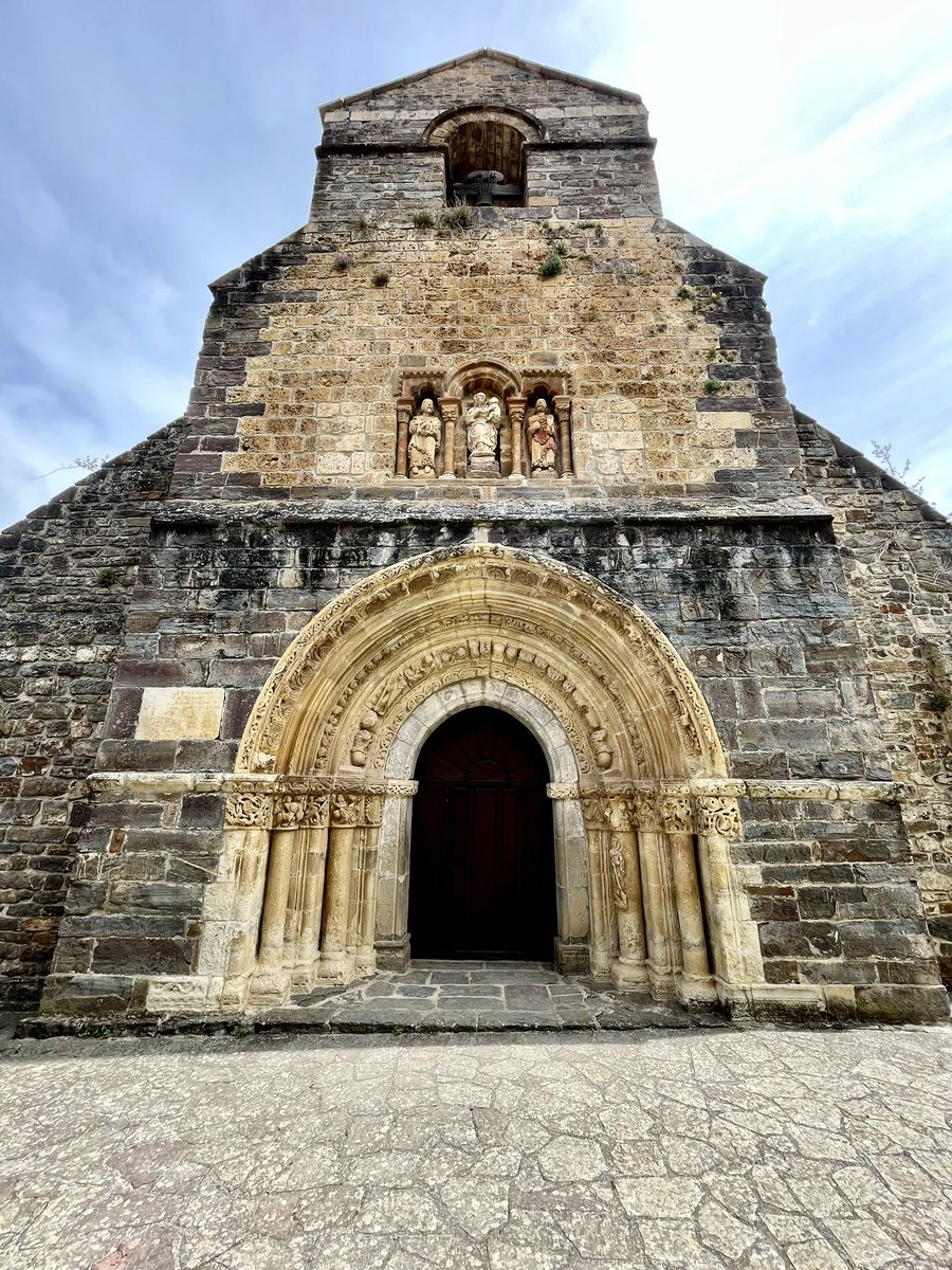 eborrajeros's tweet photo. Segunda parada: Santa María de Piasca, s.XII. De vuelta de Santo Toribio de Liébana. Una portada sensacional y mil y un detalles, desde el friso hasta las ventanas del ábside. Imprescindible. https://t.co/s9yBzDq0Qp
