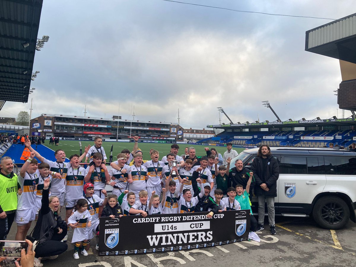 A fantastic photograph of our victorious #Under14s, their superb coaching and TM team, as well as seven mascots and revellers,  including Tobias and Theo, who represented the #Under12s in Friday night's final. 

#OneClubOneFamily💚💛