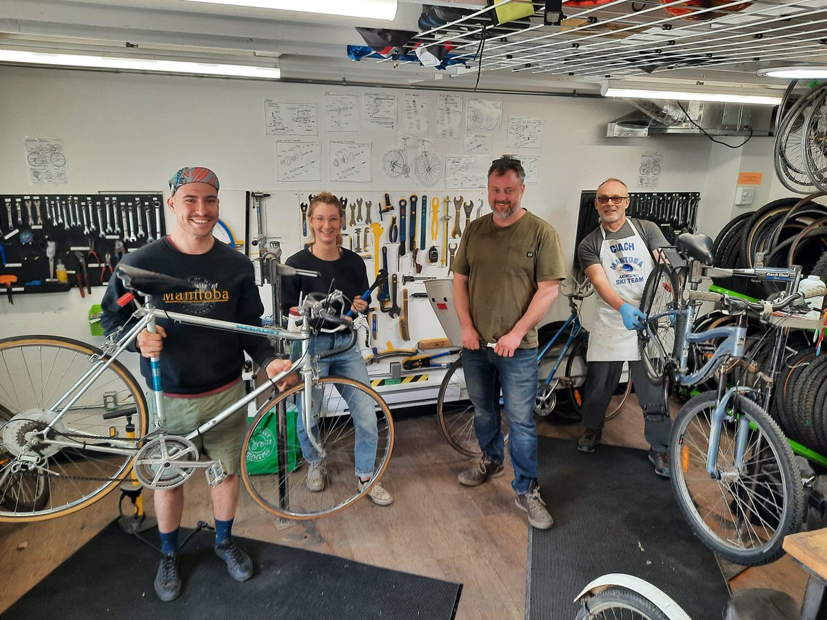 Merci aux bénévoles qui ont prêté main forte pour notre blitz de réparation de vélo!