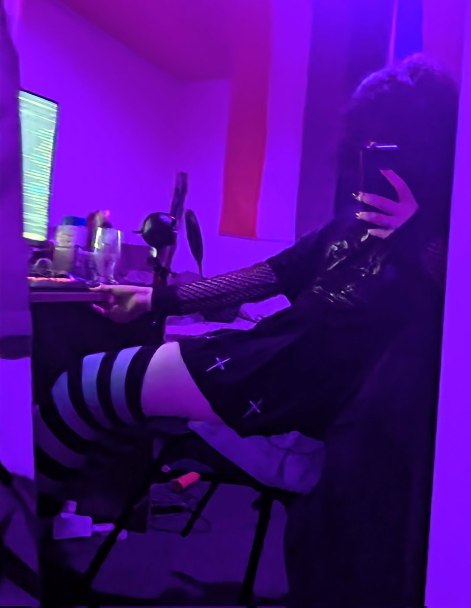 🩸🐕 Page 🐕🩸 on Twitter "Leaning back on my chair. I could die right now."