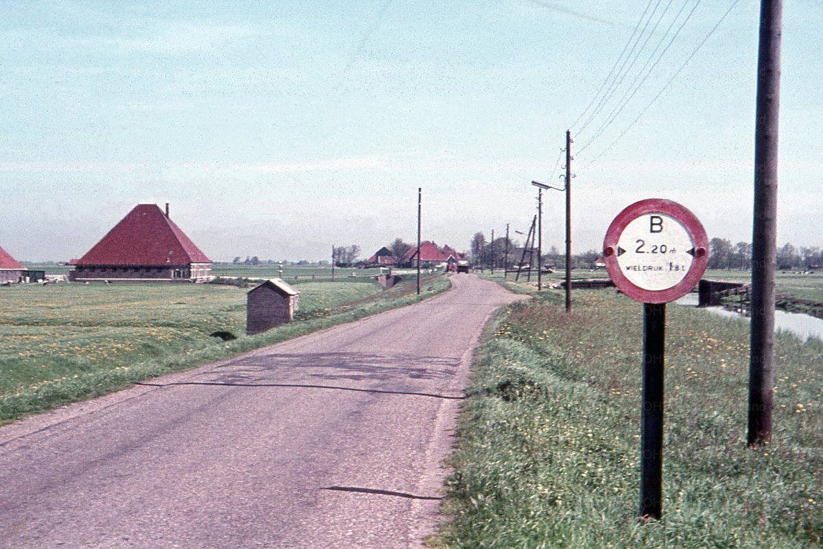 schermereiland's tweet photo. Van Graft naar Noordeinde, de Globdijk rond 1970 https://t.co/30Q6PFMP26 https://t.co/V4dLBpM23y