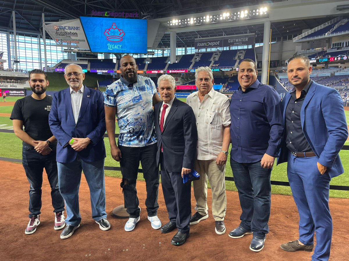 Telenoticiasrd's tweet photo. #DeportesTN | Presentan a #VladimirGuerrero embajador dominicano de la #SeriedelCaribe Miami.
#Telenoticias11rd #Deportea #Telesistema11rd https://t.co/7jxPyLdSpO