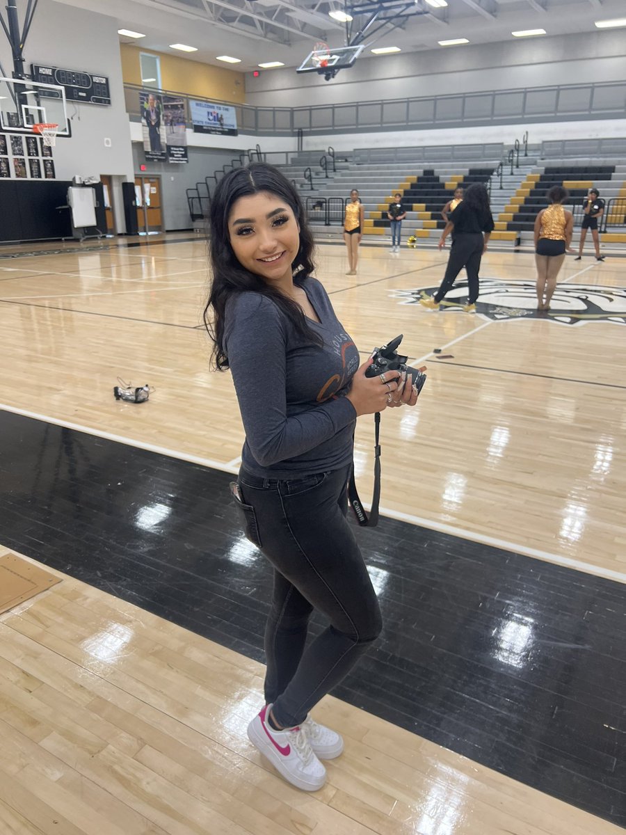 Special thanks to Senior dance student Destiny for volunteering and being our photographer for the morning! Also, big thanks to Ms. Kelly for helping with registration! We appreciate both of you!