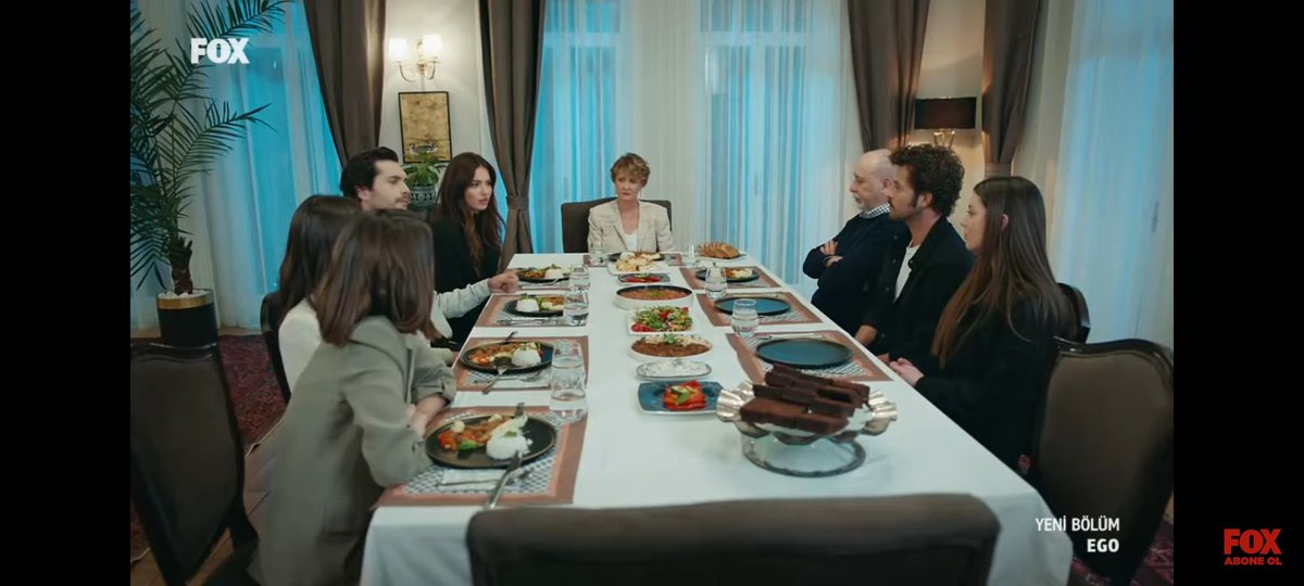 Ben,canım karım,eski nişanlım,eski nişanlımın yeni nişanlısı+kayinçom,kayinçomun ve eski nişanlımın yeni nişanlısının daha boşanmamış eski karısı,salak baldızım,ne olduğu belirsiz kayınpederim ve kaynanam...biz çok mutlu bir aileyiz
#ego