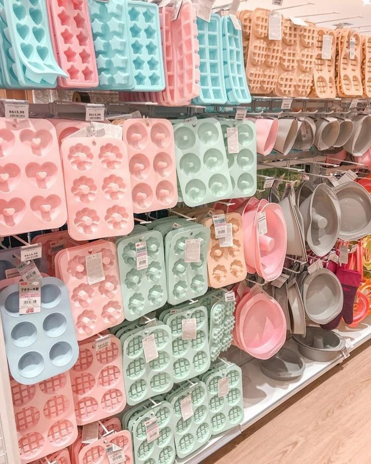 Astrids_Bakery's tweet photo. Por qué cuando entramos a un lugar así salimos, con 10 moldes nuevos, 6 colorantes, 5 frascos de perlas y sin un centavo?🫠🫠😍😍 https://t.co/Wn98Z1Dysx