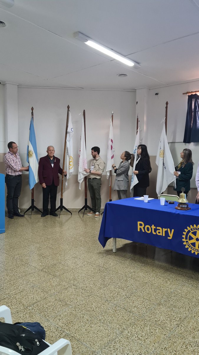 RotaryComodoro's tweet photo. Charla

Antes de finalizar la jornada se llevó a cabo la  Cuarta sesión plenaria. "Crear Esperanza a través de una Conversacion motivacional"; con el Profesor Roberto JOLIAS. https://t.co/iDDH7nfndu