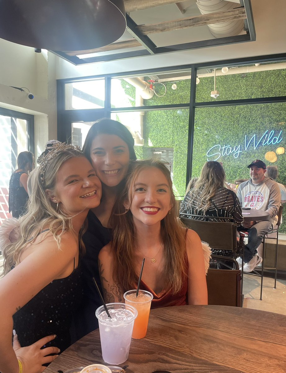not_kasey's tweet photo. MERRY SWIFTMAS 🥳 the gals are getting to the big gig TONIGHT baby!!! #AtlantaTSTheErasTour https://t.co/xvDBsFRJCp