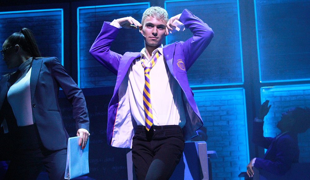 Jorgedd_11's tweet photo. 🎭 "es tierno y conmovedor, aún cuando su Jamie viene de un lugar más agrio... te rompe el corazón"  Hay una escena donde el teatro reacciona y sufre con y por Jamie, la actuación de Jaoquin impacta y te sacude.
#TodoElMundoHablaDeJamie #JoaquinBondoni https://t.co/4pfG1W1Cdy