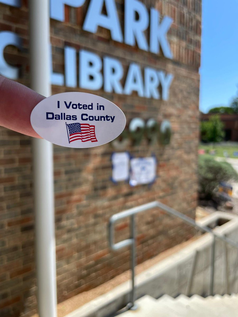 DallasVotes2021's tweet photo. Another early voter! #DallasVotes https://t.co/f8dxMejdmf